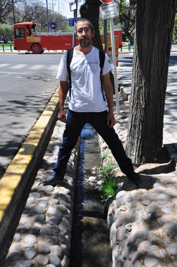 Canaletas de irrigação em Mendoza, na Argentina